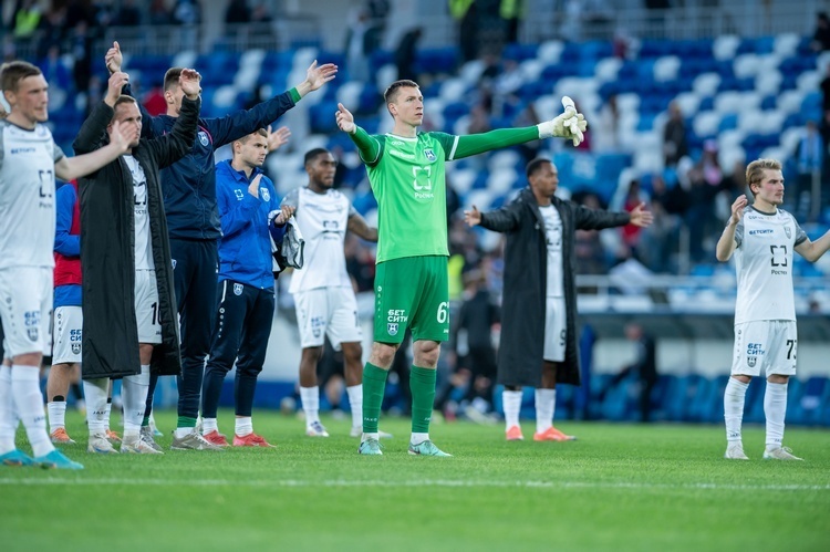    Максим Бориско (в центре) / фото: fc-baltika.ru