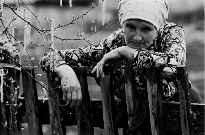 Все чаще Надежда видела в зеркале старуху ...    ( Фото из Яндекса картинки) 