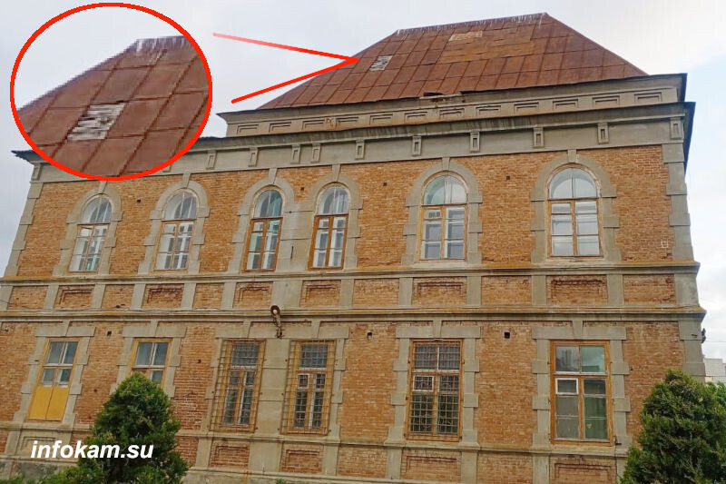    С Пушкинского училища ветер унёс лист кровельного покрытия