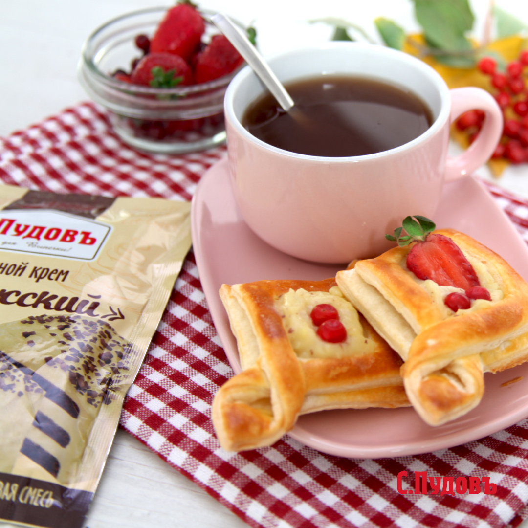 Слойки с заварным кремом и ягодами