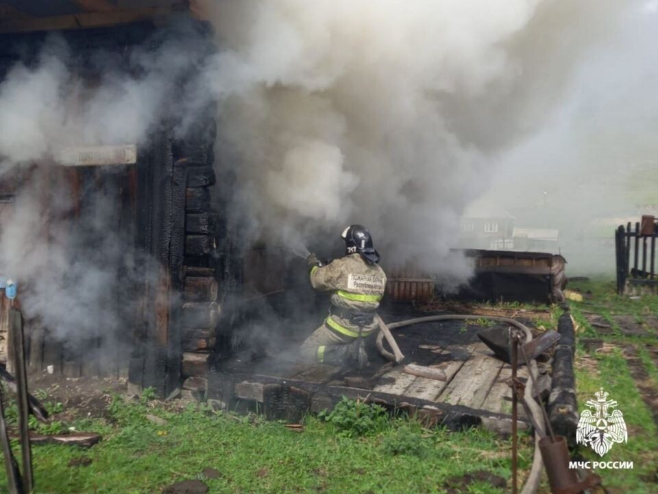    Пожар в селе Шебалино Горного Алтая. Источник: МЧС Республики Алтай