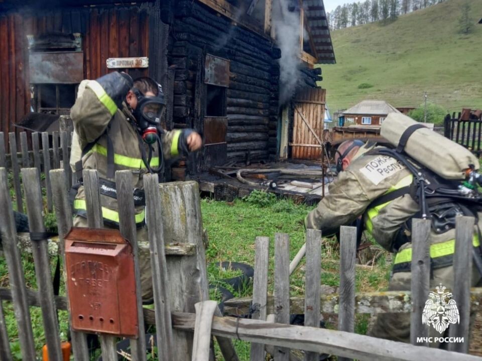    Пожар в селе Шебалино Горного Алтая. Источник: МЧС Республики Алтай