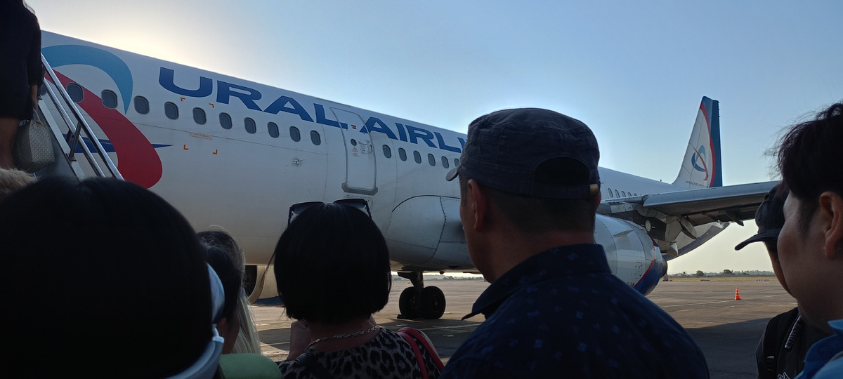 Толпа молчит, только лёгкое шуршание рюкзаков и редкие вздохи. Здесь все равны — дети, старики, влюблённые, одиночки. Нет важнее или главнее: всех ждёт один и тот же металлический корпус, одинаковые сиденья и общий маршрут.