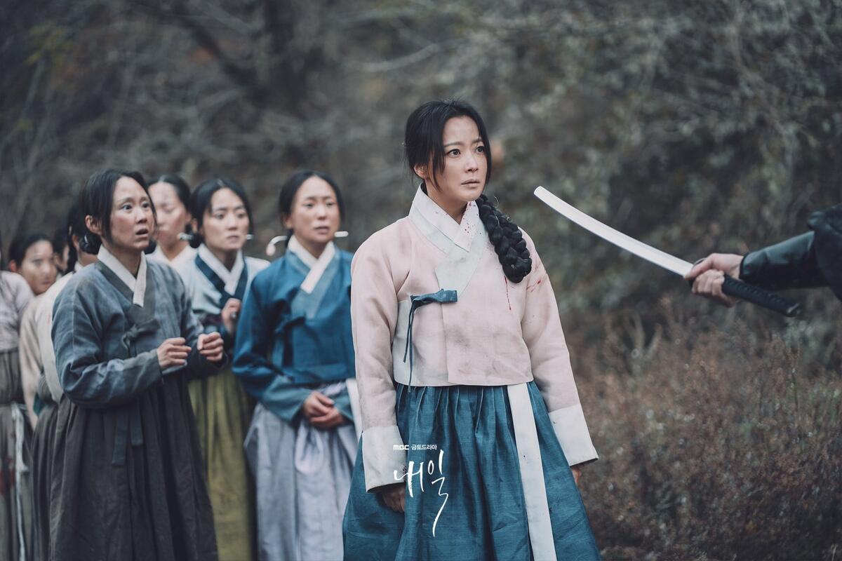 Мало вернуться из плена живой. Мало пострадать. Надо еще доказать всем, что ты не лежала под варварами 