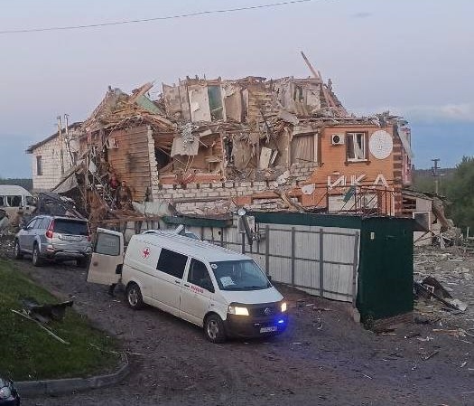    Последствия удара по гостинице.