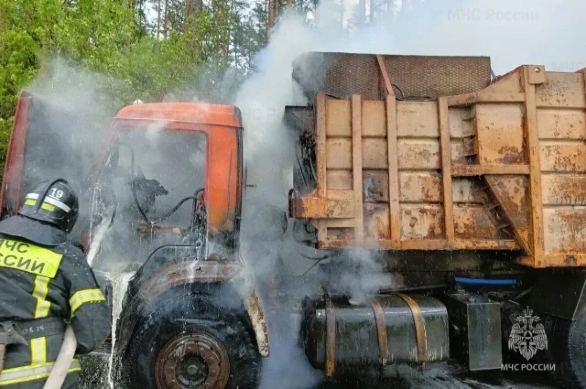    Сотрудники МЧС потушили грузовик в брянской деревне Чернятичи