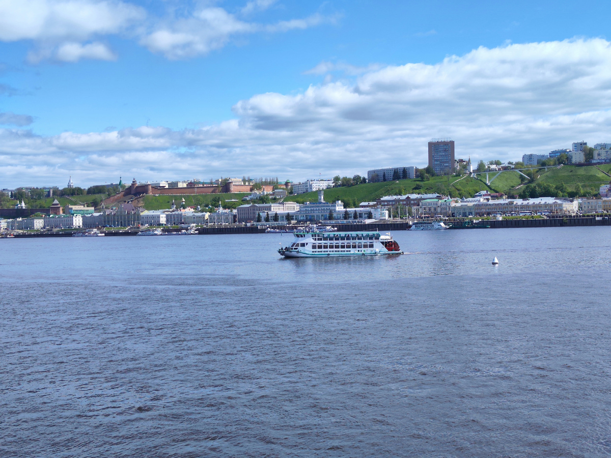 Теплоход в акватории Оки и Волги в Нижнем Новгороде. Фото автора