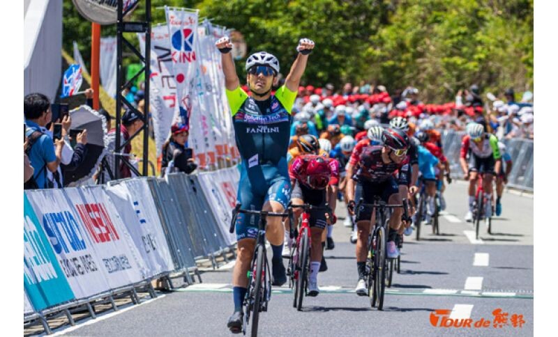 Душан Райович побеждает на 1 этапе