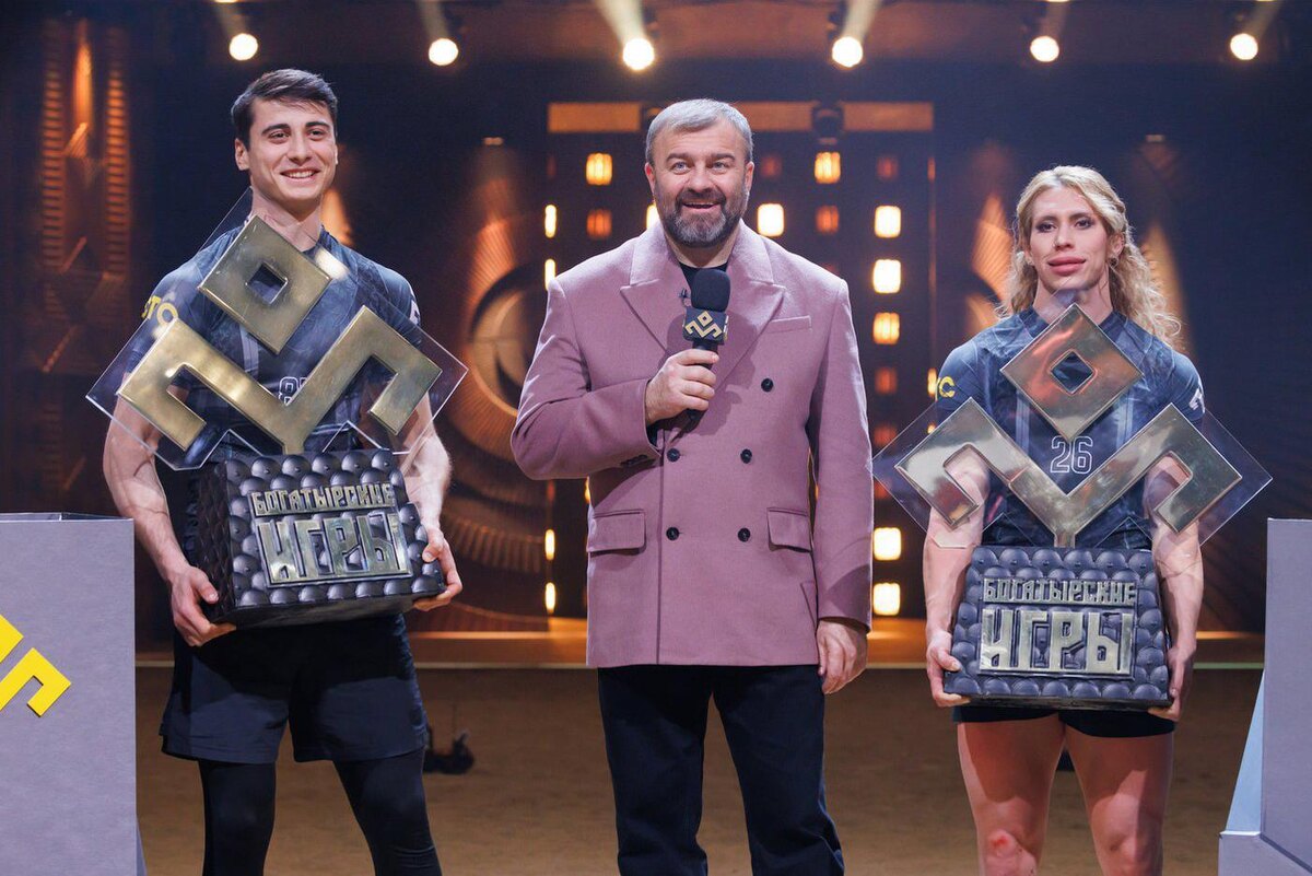 Победители шоу "Богатырские игры" Ацамаз Гизоев и Виктория Яковенко с ведущим проекта Михаилом Пореченковым. @СТС