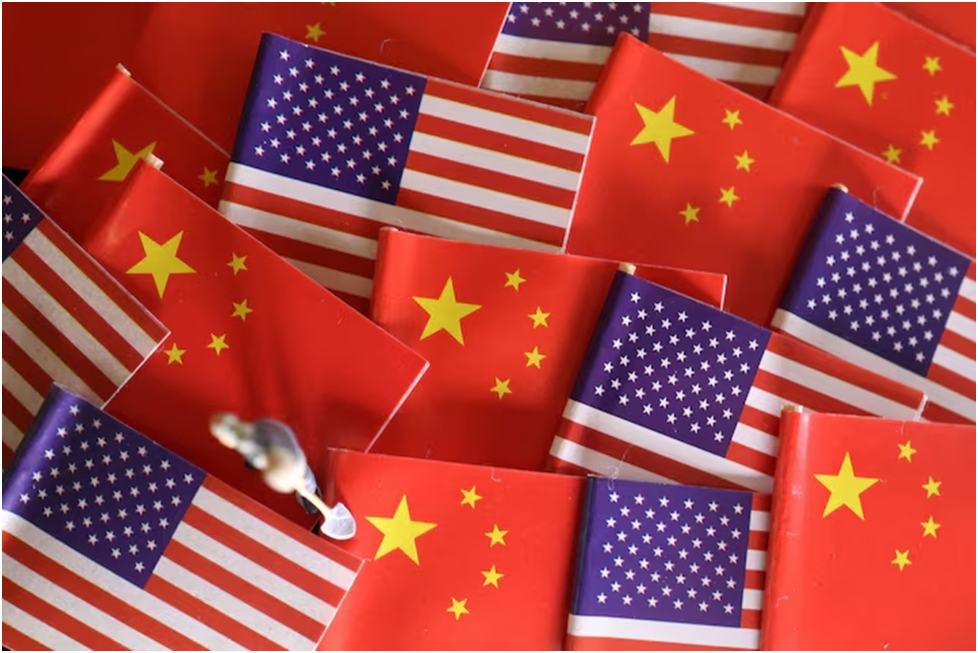 Флаги Китая и США изображены рядом с миниатюрным работником на этой иллюстрации, сделанной 7 ноября 2024 года. REUTERS/Флоренс Ло/Иллюстрация/Фото из архива