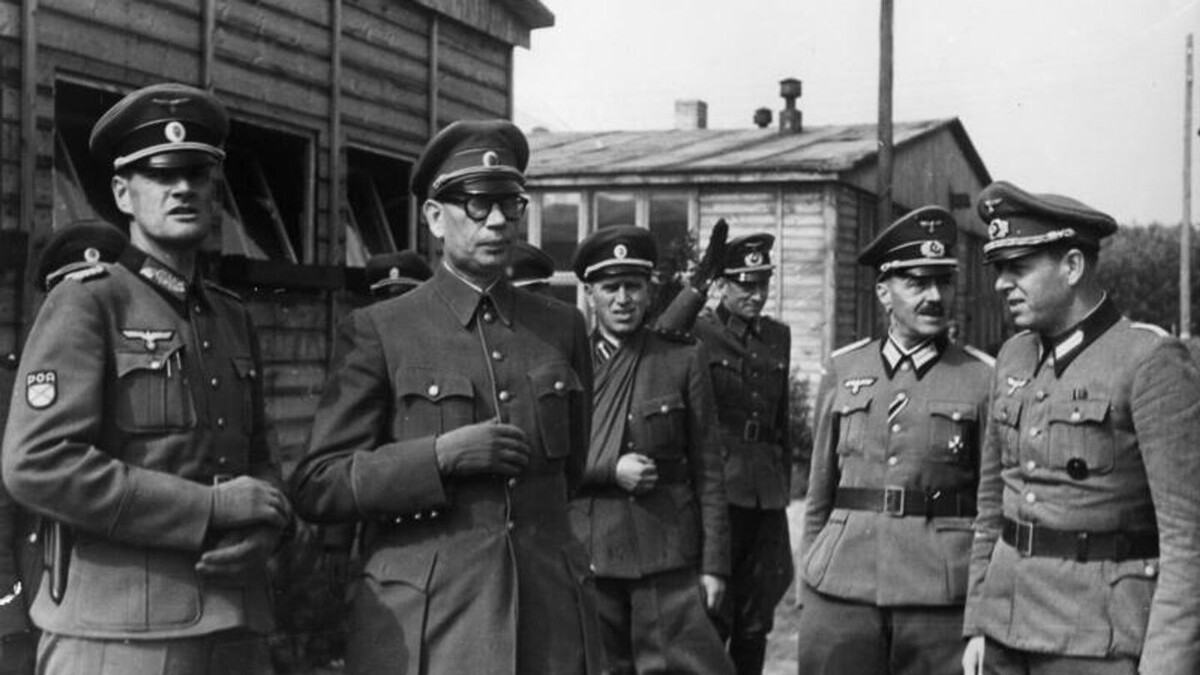    Генерал Власов с группой офицеров в Дабендорфской школе РОА, 1944 г.