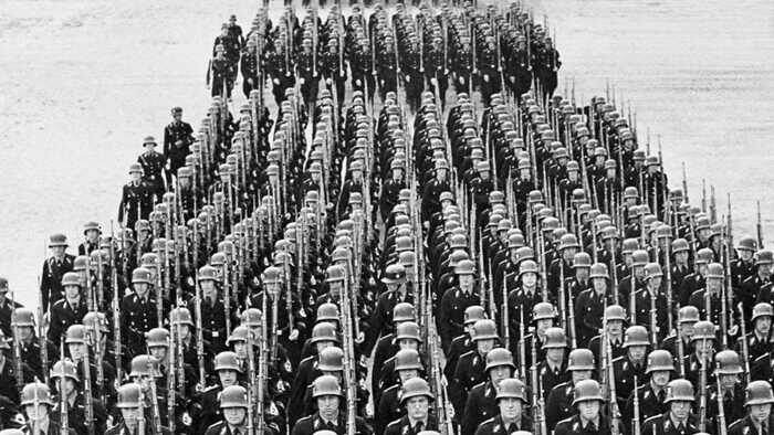 Нацистские солдаты беспрепятственно маршируют в Чехословакию
