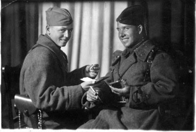 Феодосий Морозов с другом словно инсценируют знаменитую песню «Давай закурим». Фото сделано в начале войны