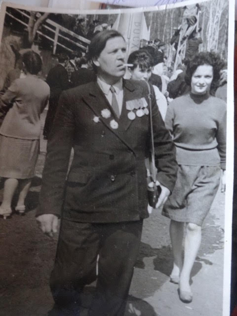 1965 год. 20-летие Победы. 43-летний ветеран войны снова с папиросой. Фотоаппарат на боку говорит о том, что он мог делать снимки для газетного репортажа