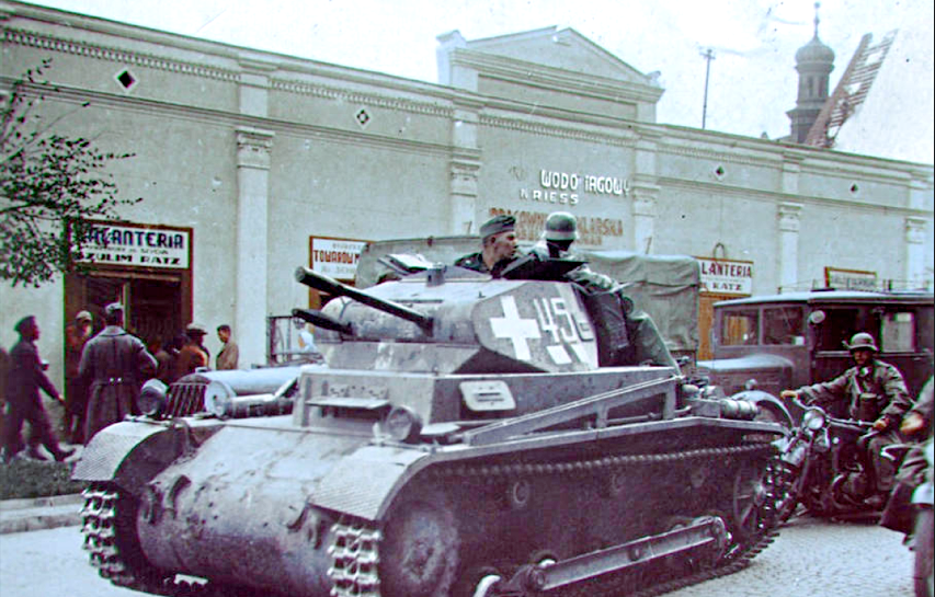 Ранняя модификация Panzer II на улицах Перемышля.