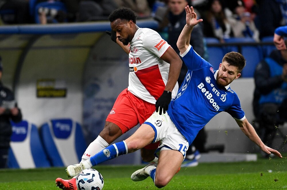    Ливай Гарсия (Спартак) и Данил Глебов (Динамо М) в матче 28-го тура российской Премьер-лиги в Москве. Фото:  РИА Новости/ Алексей Филиппов