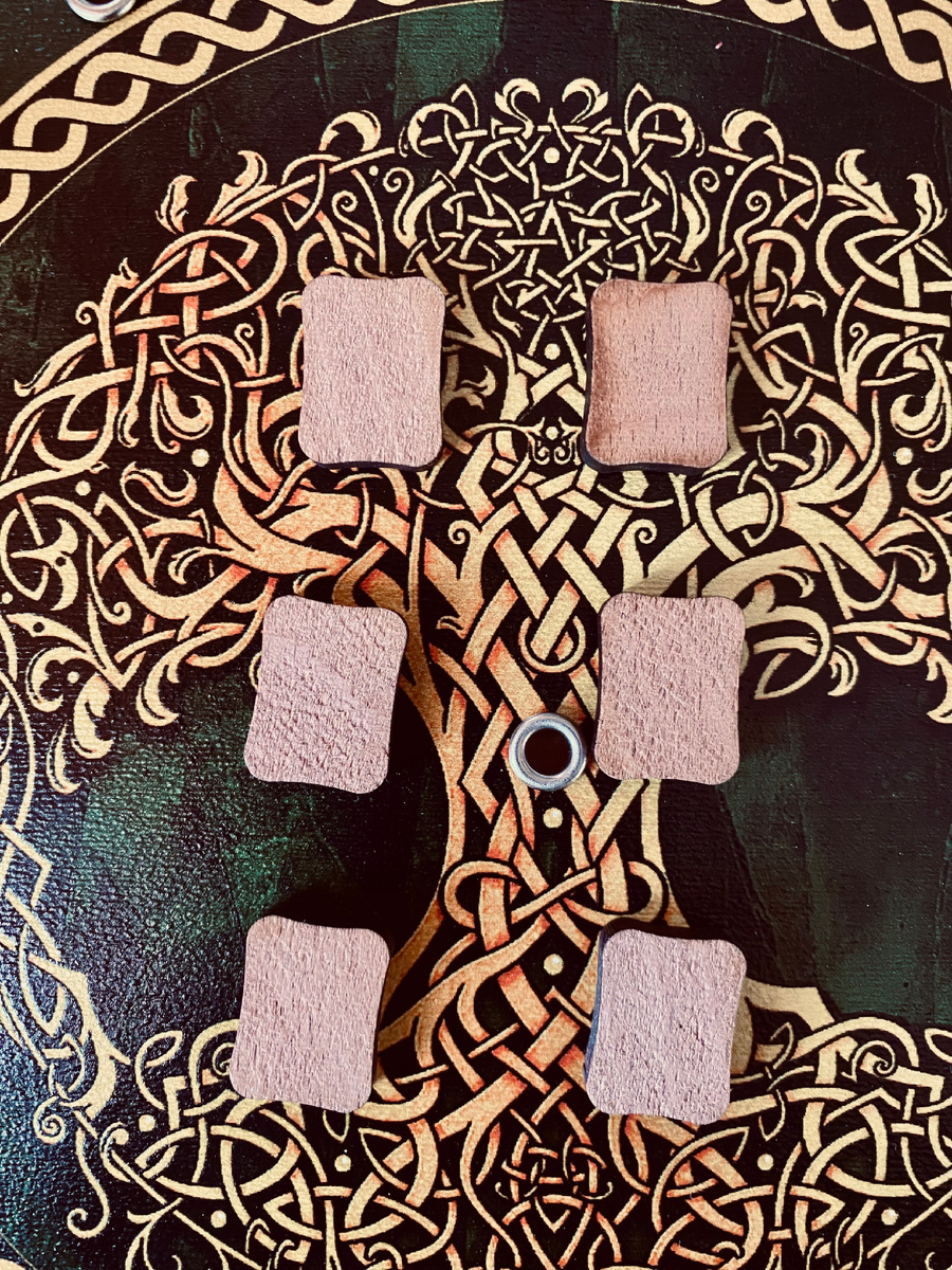 Фото 1 Выберите свой ряд рун. Первый - верхние 2 по горизонтали, второй - средние 2 по горизонтали, третий - нижние 2 по горизонтали. Фото канала Таро Портал. 