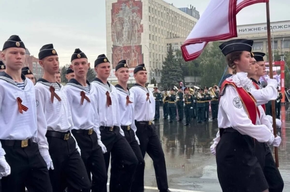    На Театральной площади в Саратове прошло праздничное шествие