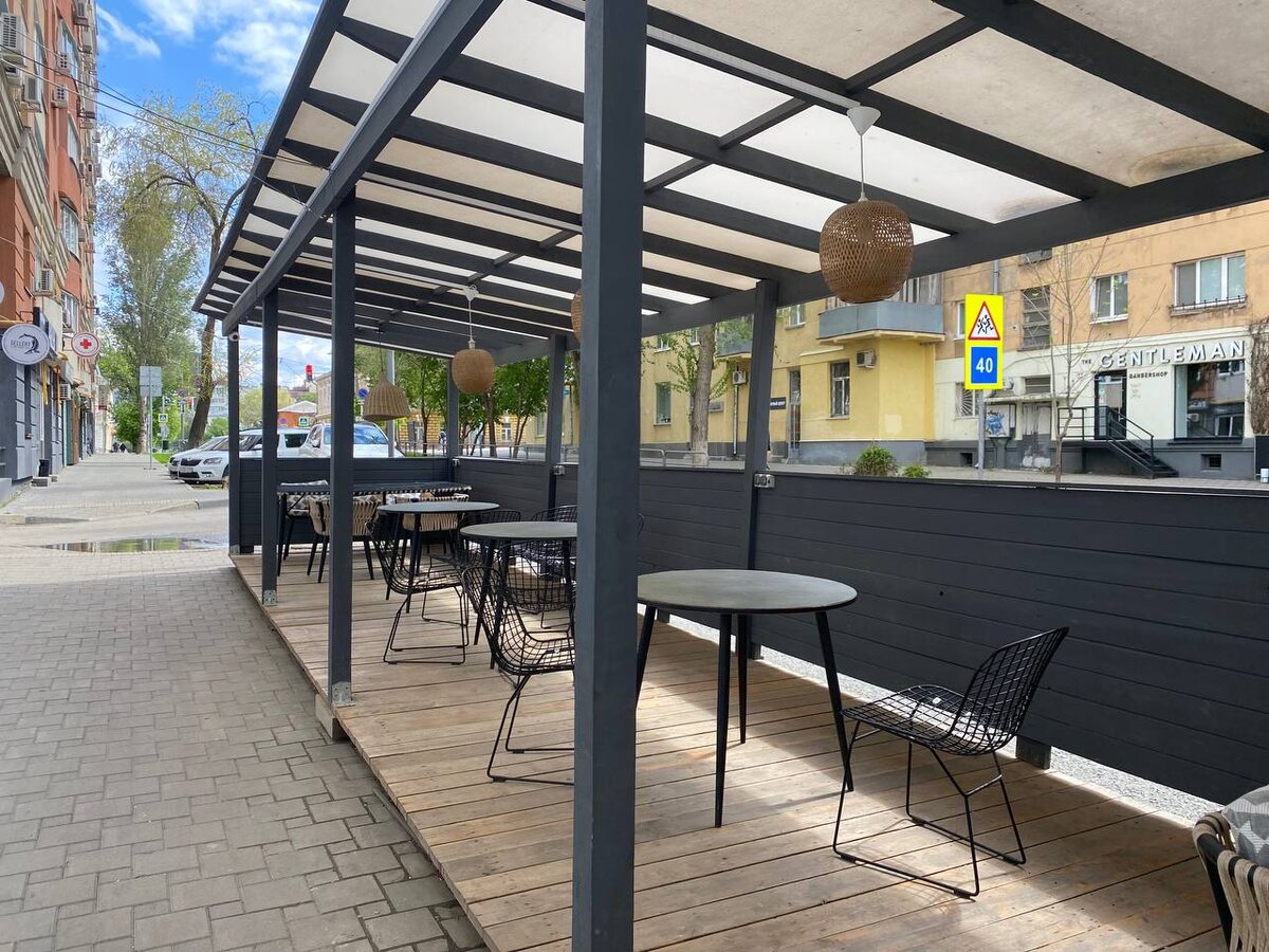 Летняя веранда напротив