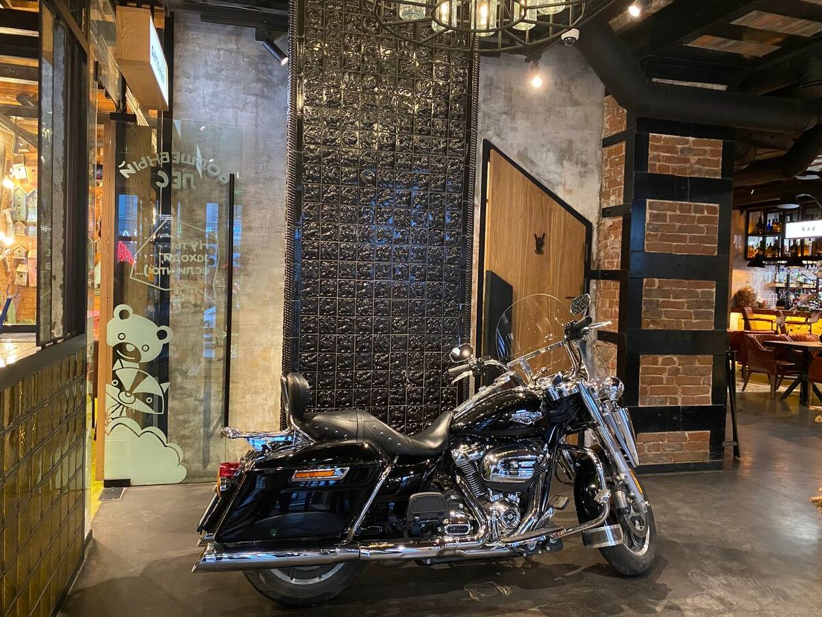 Этот сияющий красавец встречает на входе