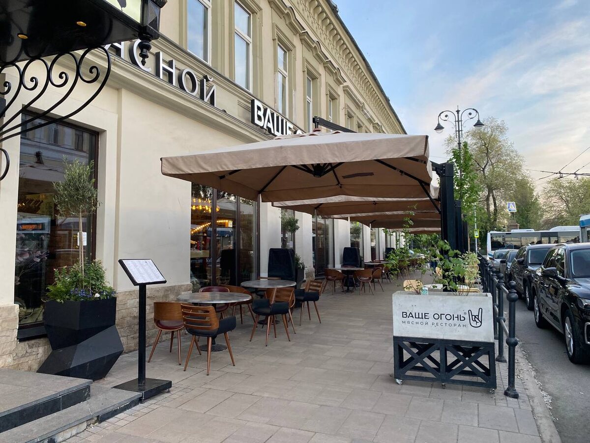 Летняя веранда во всю ширину тротуара