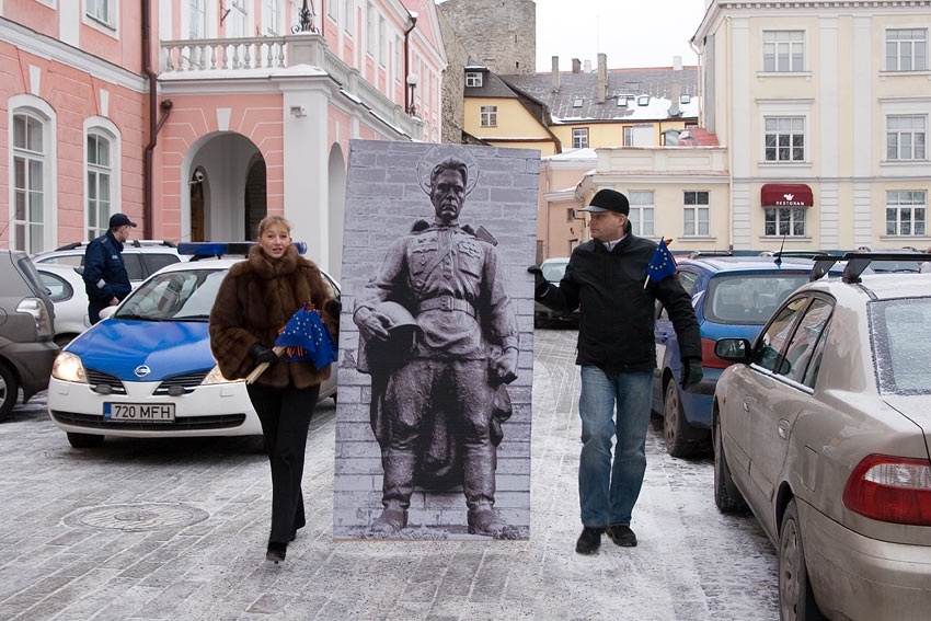    В 2007 году власти Таллина решили перенести памятник советским воинам. Люди вышли на улицы - и город вспыхнул. / из личного архива Дмитрия Линтера