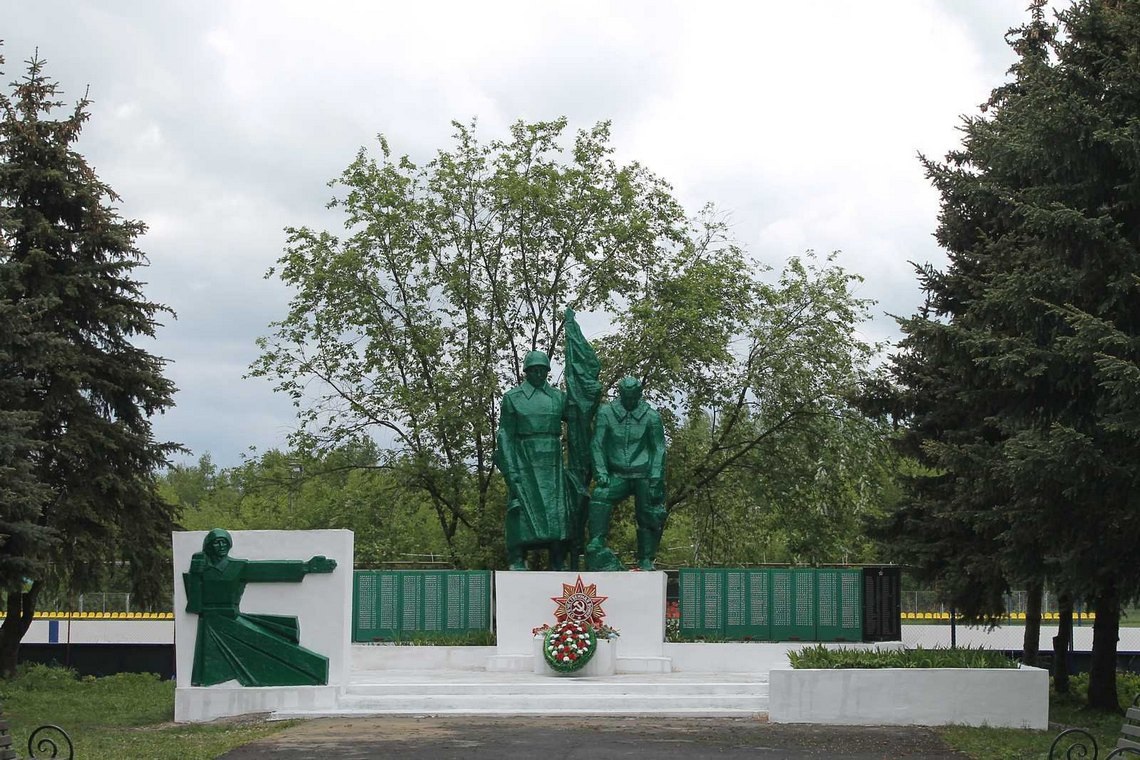 Памятник павшим в годы войны землякам в с. Паршиновка был установлен 9 Мая 1976 г. С тех пор он стал святым местом для всех жителей села. 
