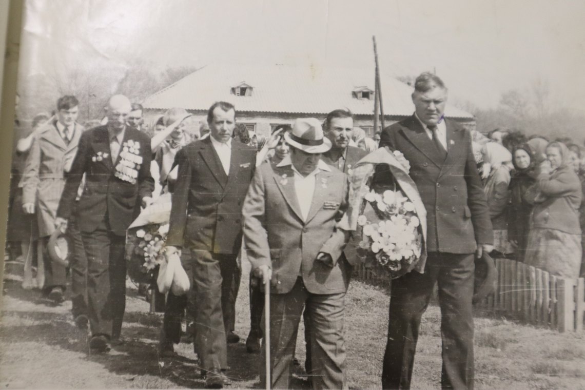 9 мая 1979 года. В колонне, шествующей к памятнику погибшим землякам, Герой Советского Союза Ф.Т. Чирков, председатель колхоза «Красный Октябрь» А.К. Шибаев, ветераны войны А.П. Паршинцев, А.В. Яблонских, А.П. Черникин.