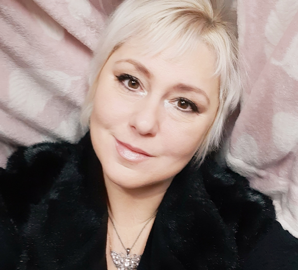 Еще зимой могу нацепить что то..летом- лень))