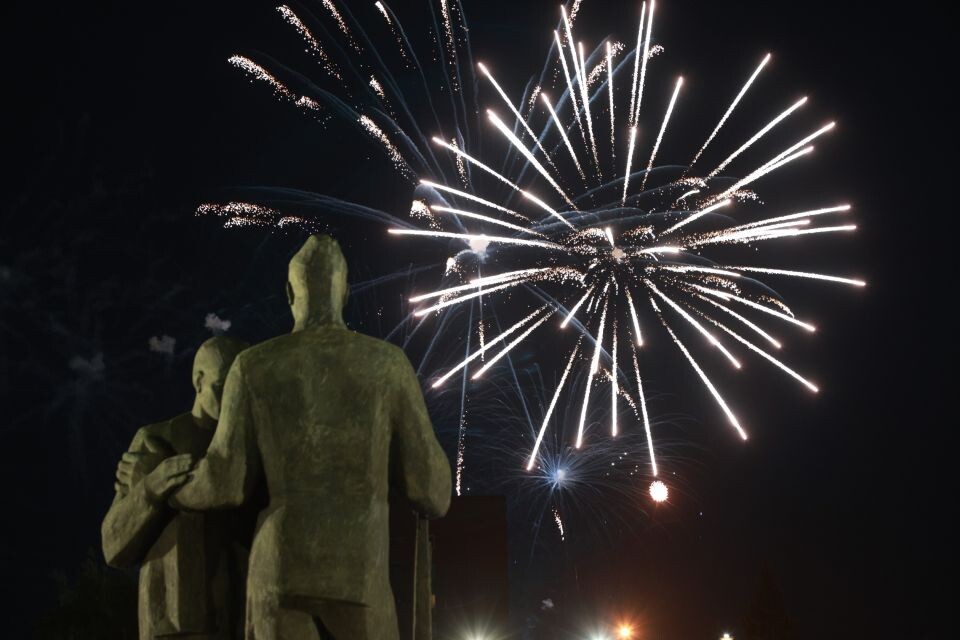    Фейерверк в День Победы в Барнауле, 9 мая 2025. Источник: Олег Укладов