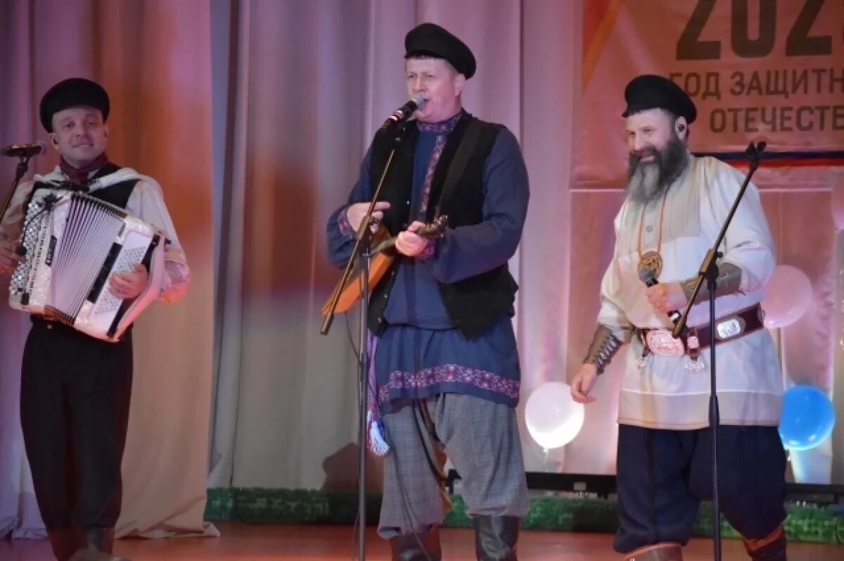    Хором спели «День Победы».