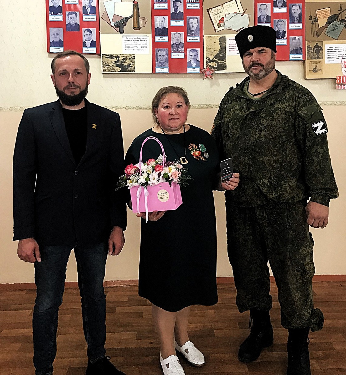 Светлана Викторовна Скоробогатова, лидер группы «Монолит», получила награду от разведчиков. Самое большое признание за постоянную помощь фронту. Награду ей вручили Алексей Атисков и Владимир Смольянинов.