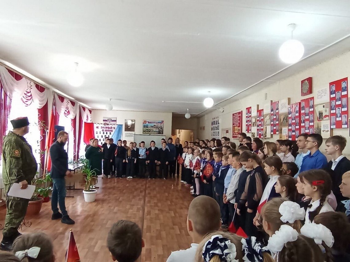 Казачий атаман Владимир Смольянинов и координатор гуманитарной помощи Алексей Атисков с очень приятной миссией выступили на линейке в Пушкинской школе.