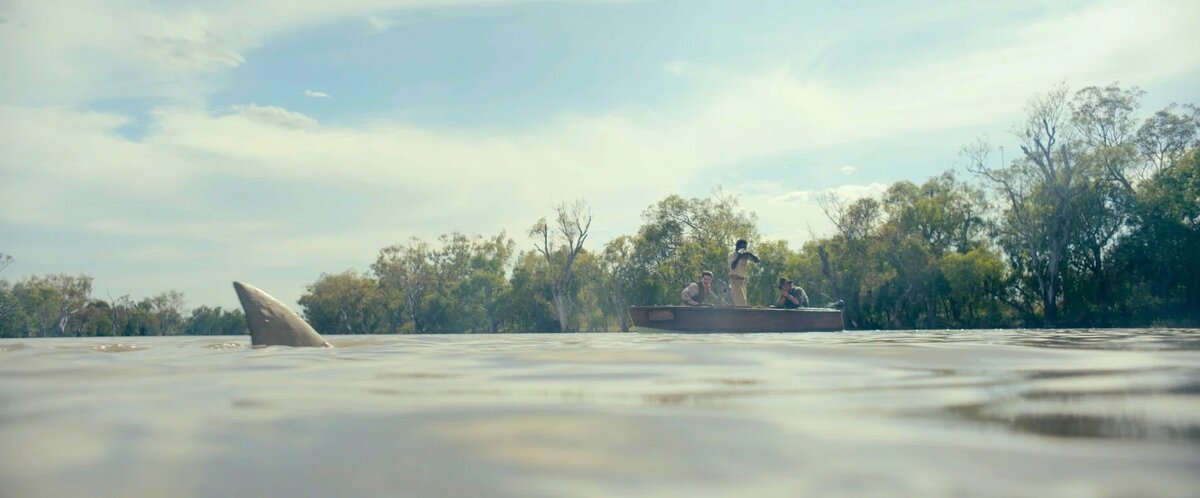 Кадр из фильма "Багровая отмель" (2025). Фото https://www.kinopoisk.ru/film/5120001/?ysclid=makqc3n9056058900&utm_referrer=ya.ru