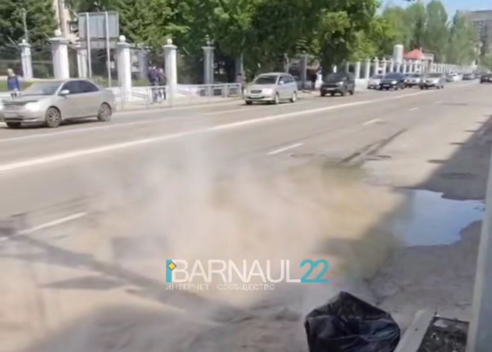    Прорыв сети горячего водоснабжения в Барнауле . Источник: Barnaul 22