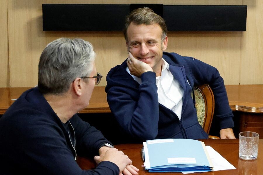    Премьер-министр Великобритании Кир Стармер и президент Франции Эммануэль Макрон в поезде во время поездки в Киев / Источник: © LUDOVIC MARIN/POOL/EPA/ТАСС