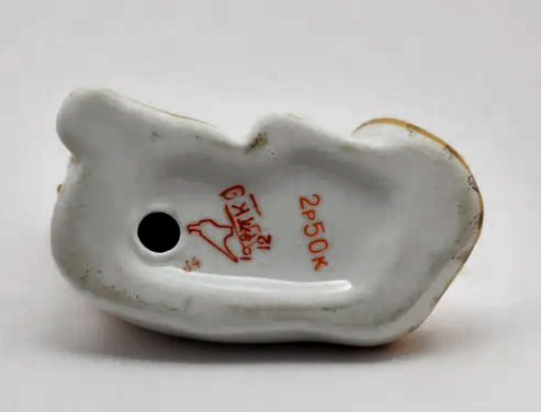 Клеймо на дне оригинальной статуэтки Дулево