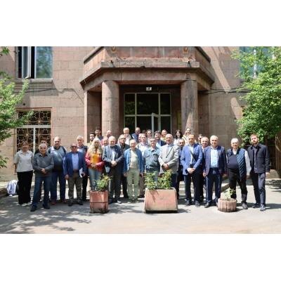 - Я очень люблю Армению, часто бываю здесь, ежегодно провожу конференции, использую любую возможность познакомить армянских ученых с результатами исследований их зарубежных коллег, организовать обмен идеями, живые контакты, создать условия для налаживания новых научных связей, - говорит профессор Карапетянц. - Нынешняя конференция по числу докладчиков сравнительно небольшая, но мы и не стремимся делать большие конференции, предпочитая поддерживать высокое качество докладов и работать в спокойном и размеренном ритме, позволяющем ученым общаться и строить совместные планы. А теперь несколько слов о тематике конференции. Гармонический анализ – одна из фундаментальных областей математического анализа, в рамках которой изучаются возможности представления объектов в виде гармоник - волн, базисов в самом общем смысле этого понятия.