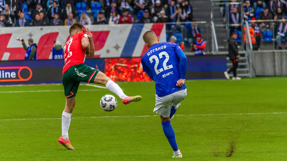 От нижней команды в зоне стыков — на данный момент это "Пари НН" — "Факел" отделяет семь очков, а значит, чтобы получить шанс побороться за место в РПЛ, из трех оставшихся игр нельзя было проиграть ни одной.📷Фото: Константин Франовский / Коммерсантъ