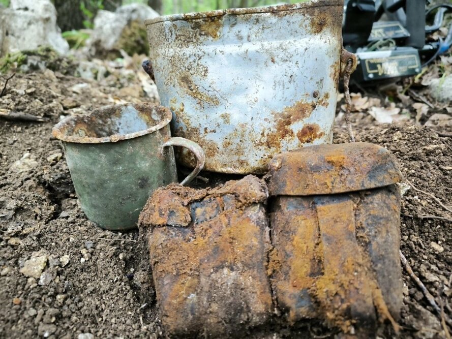    Находки из ячейки с двумя красноармейцами. Фото: ПО «Крымский рубеж» ДОСААФ России РК.