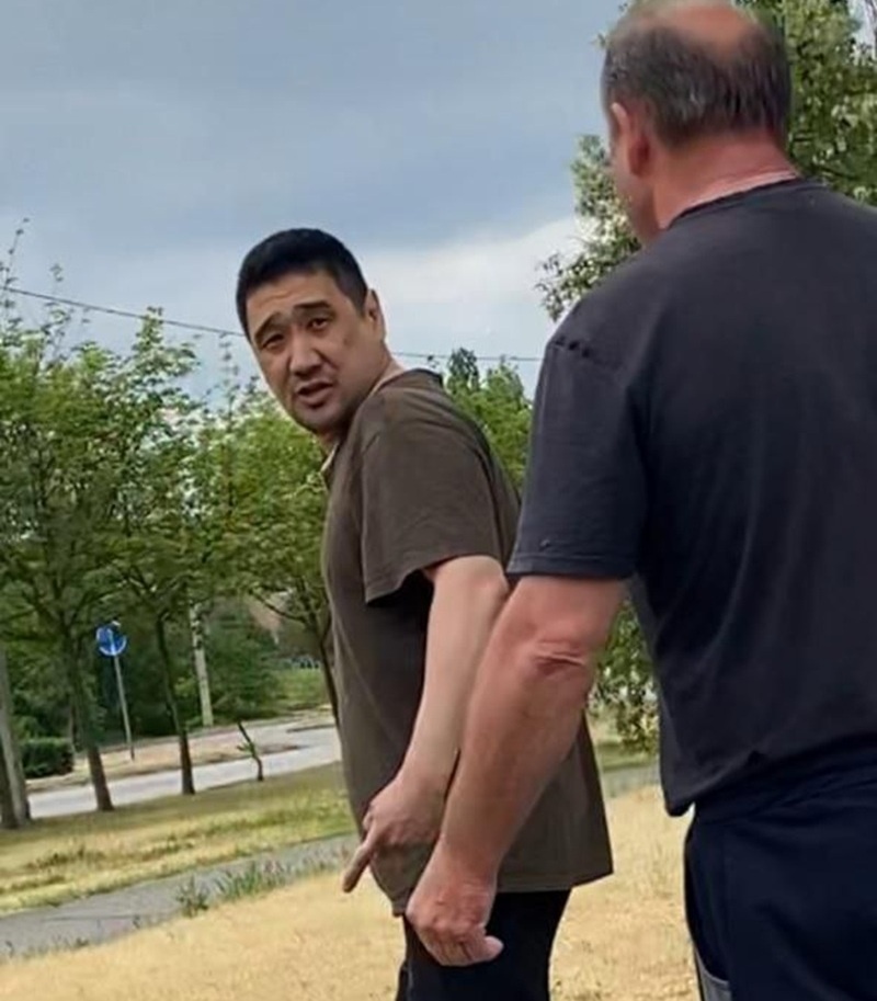 В этом дворе странного мужчину удалось сфотографировать
