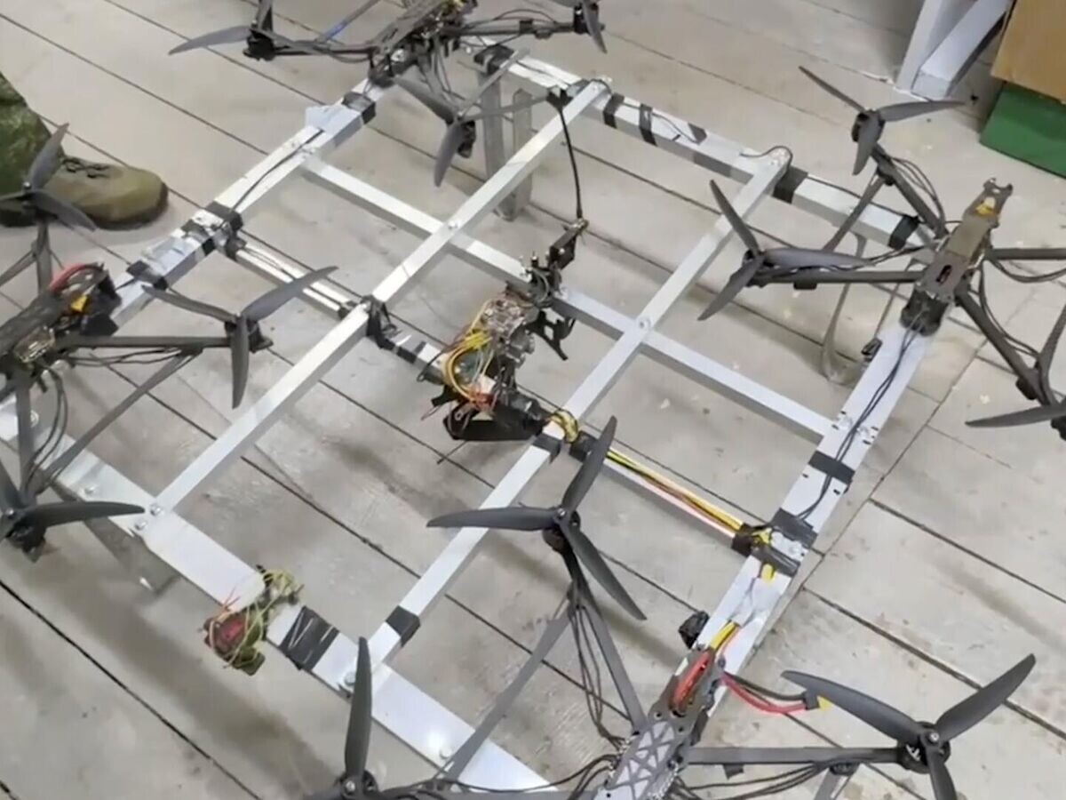    Боец полевой лаборатории БПЛА о применении нового FPV-дрона-трансформера "Вобла"© РИА Новости