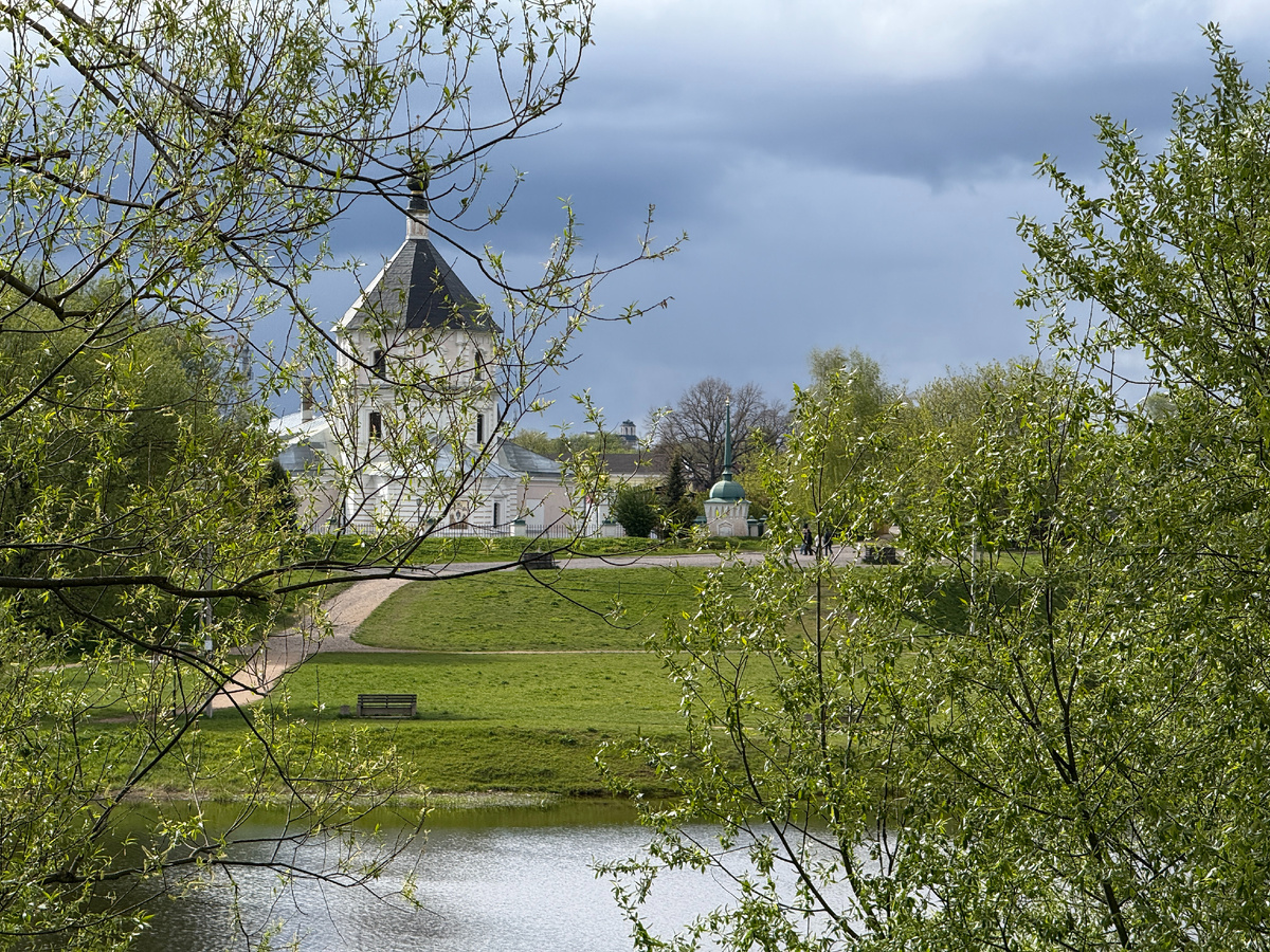 Церковь Покрова Богородицы и кусочек ландшафного парка "Тьмака". Фото моё.