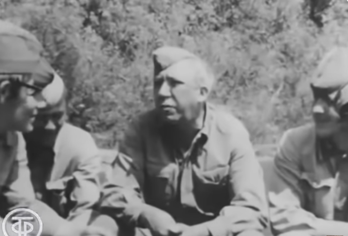 Юрий Никулин рассказывает солдатам о своем фронтовом прошлом