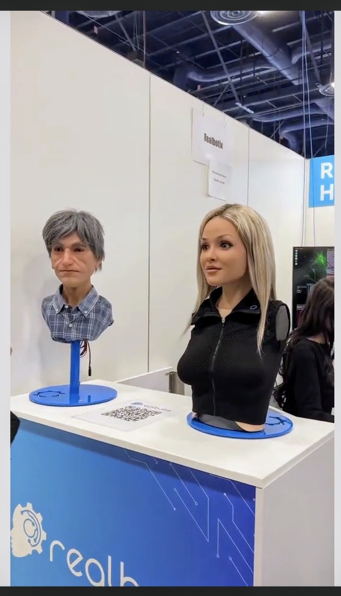 Как интересно: для мужской половины посетителей производители подготовили конвенциональную блондинку-красотку, а для женской половины - какого-то деда. Это что за прикол такой? Выглядит, как издёвка в сторону прекрасной половины человечества 