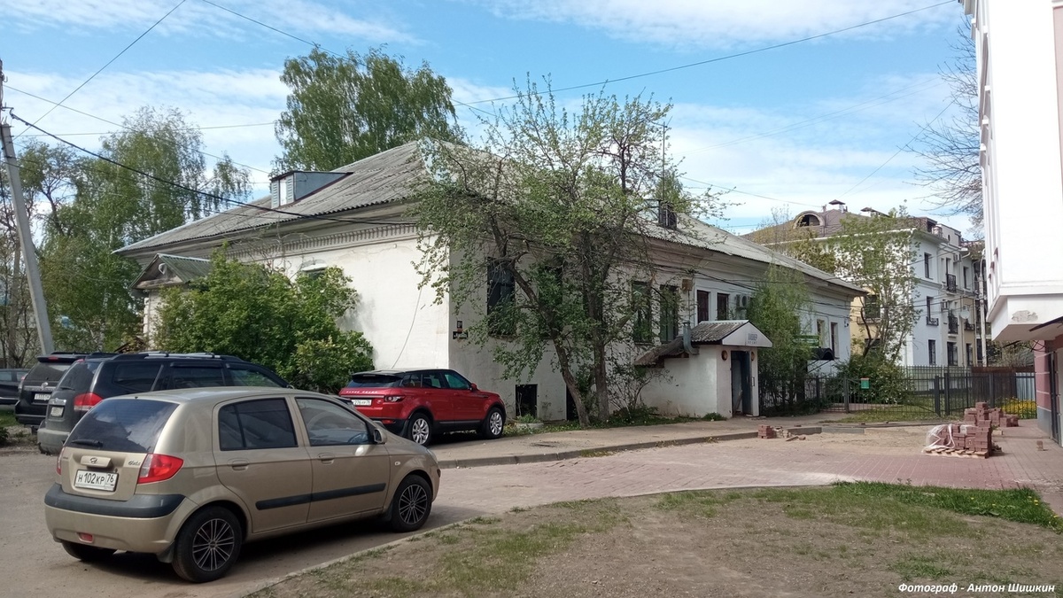 Скорее всего, домик аптекаря Дуропа, а значит и его аптека, располагались здесь - на улице Всехсвятской (ныне Максимова, 8а). Фото Антона Шишкина.