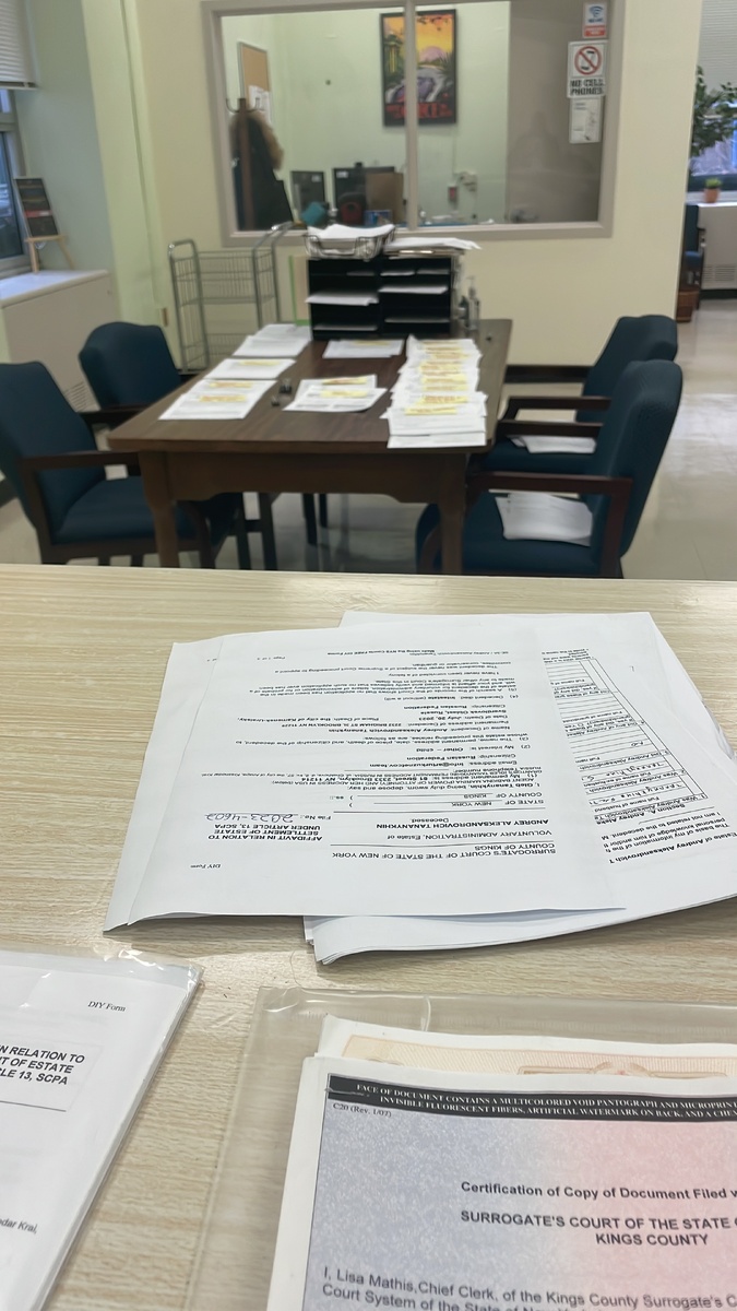 На фото — мои бумаги на проверку и кабинет клерков (фото 1, 2).