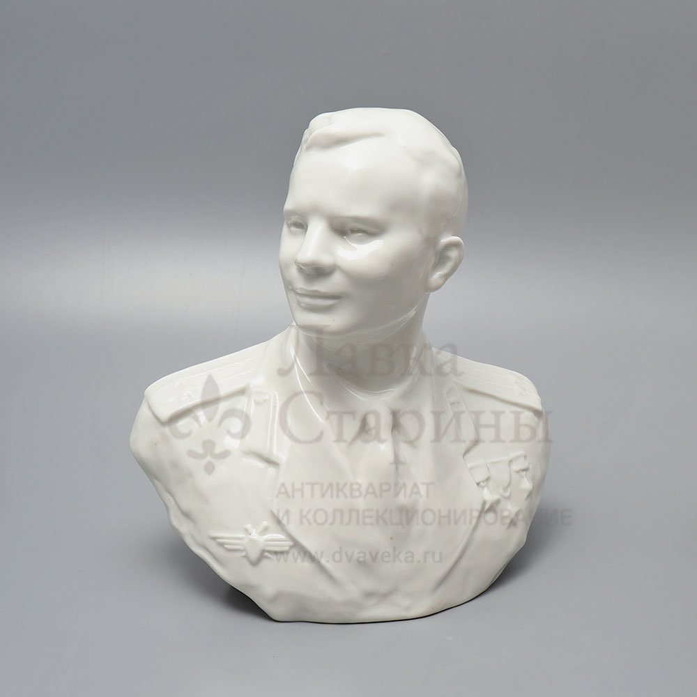 Бюст «Гагарин Ю. А.», скульптор Корсиков А. Д., фарфор, ЛФЗ, 1960-70 гг. Фото с нашего сайта dvaveka.ru