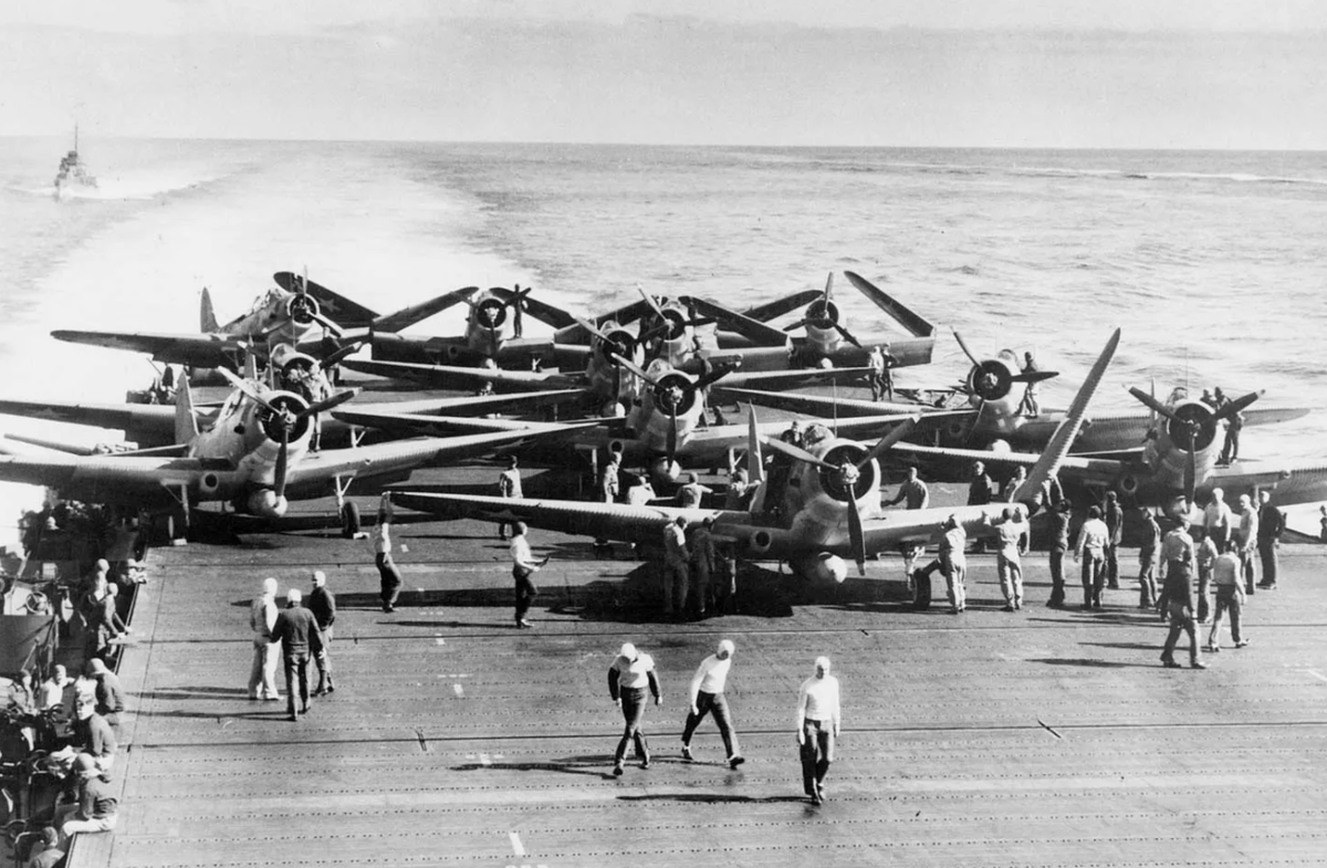 Битва за Мидуэй. Торпедоносцы-бомбардировщики Douglas TBD-1 Devastator готовятся к вылету.
