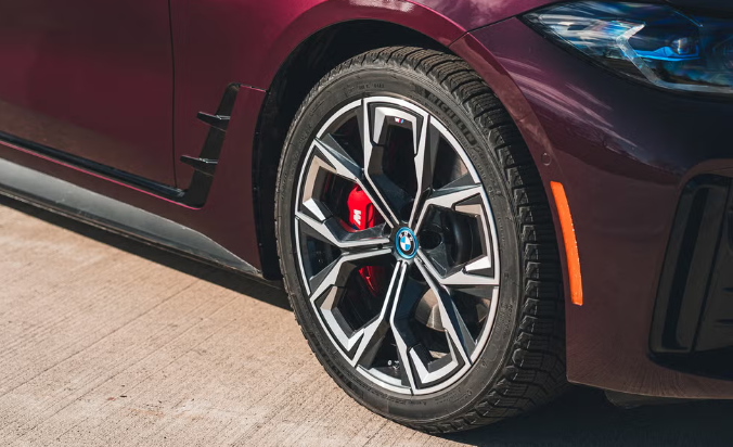 BMW i4 2024 года выпуска.